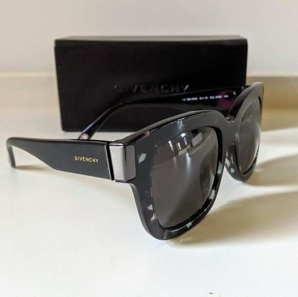 GIVENCHY Oversized Black Sunglasses - Picture 7 of 10